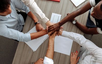Foto Von Leuten, Die Einander Die Hände Halten